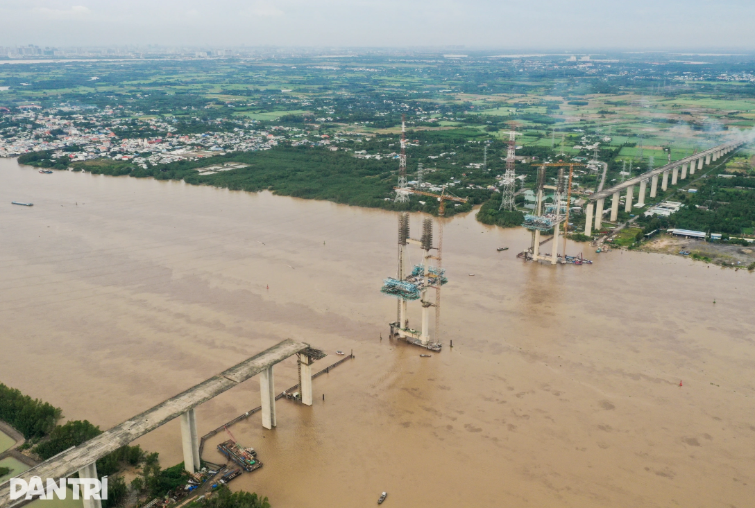 Sắp hoàn thành cây cầu dây văng có tĩnh không cao nhất Việt Nam- Ảnh 3.