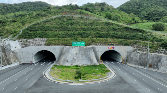 Hầm xuyên núi duy nhất Việt Nam trải bê tông nhựa toàn bộ: Huy động 1.500 công nhân cùng 500 thiết bị thi công, áp dụng kỹ thuật đặc biệt hàng đầu thế giới- Ảnh 1.