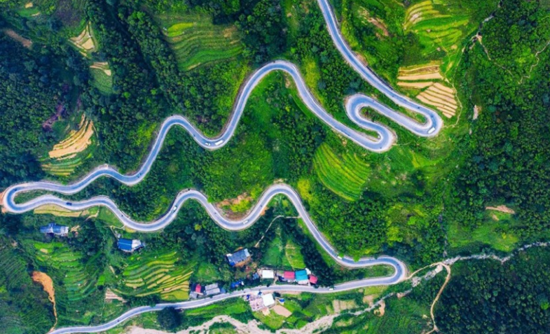 Cung đèo hiểm trở bậc nhất Việt Nam, được xây dựng bởi 1.300 thanh niên xung phong cùng hơn 1.000 dân công thuộc 16 dân tộc- Ảnh 2.