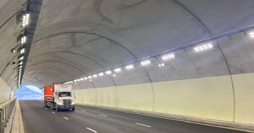 Hầm xuyên núi duy nhất Việt Nam trải bê tông nhựa toàn bộ: Huy động 1.500 công nhân cùng 500 thiết bị thi công, áp dụng kỹ thuật đặc biệt hàng đầu thế giới