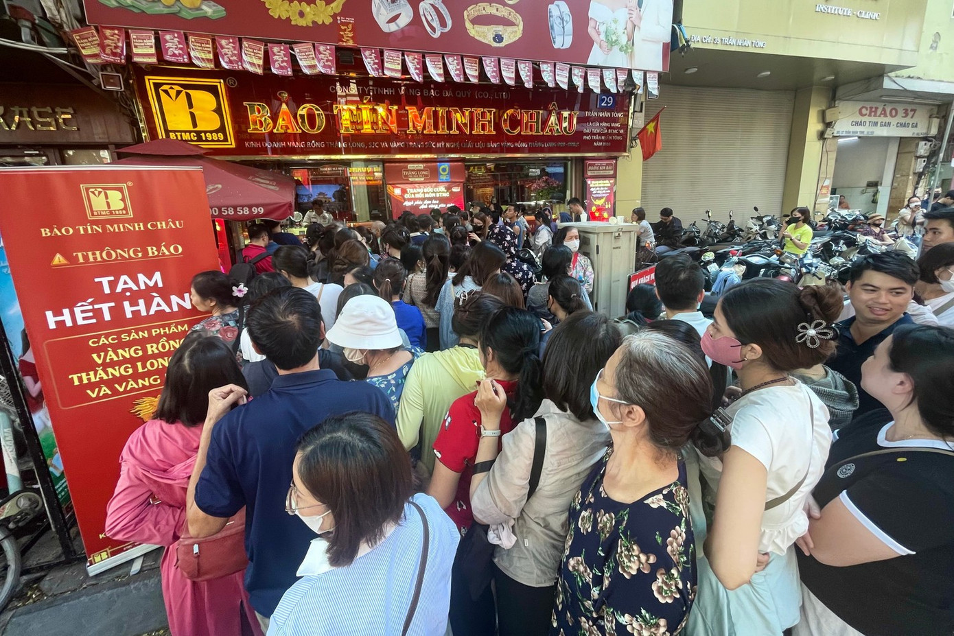 Người dân xếp hàng mua vàng tại tiệm vàng ở Hà Nội (ảnh: Nam Giang). xephang.jpg