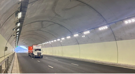 Hầm xuyên núi duy nhất Việt Nam trải bê tông nhựa toàn bộ: Huy động 1.500 công nhân cùng 500 thiết bị thi công, áp dụng kỹ thuật đặc biệt hàng đầu thế giới- Ảnh 2.