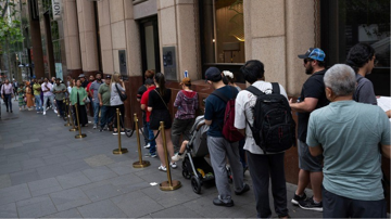 Không chỉ Việt Nam, người dân Australia cũng xếp hàng dài cả cây số để mua vàng