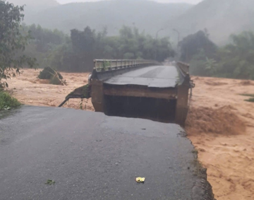 Lũ cuốn sập cầu ở Huế, hàng nghìn người bị cô lập trong biển nước