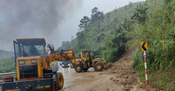 Mưa lớn gây sạt lở nghiêm trọng đường Hồ Chí Minh