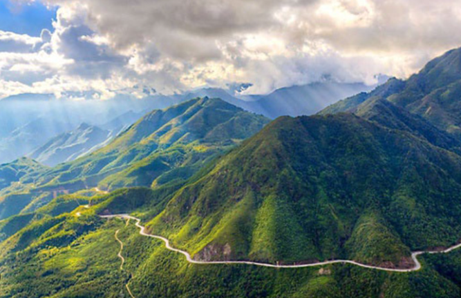 Cung đèo dài nhất Việt Nam, sắp có hầm đường bộ 3.300 tỷ xuyên qua giúp rút ngắn thời gian di chuyển còn 8 phút- Ảnh 1. Cung đèo dài nhất Việt Nam, sắp có hầm đường bộ 3.300 tỷ xuyên qua giúp rút ngắn thời gian di chuyển còn 8 phút- Ảnh 1.