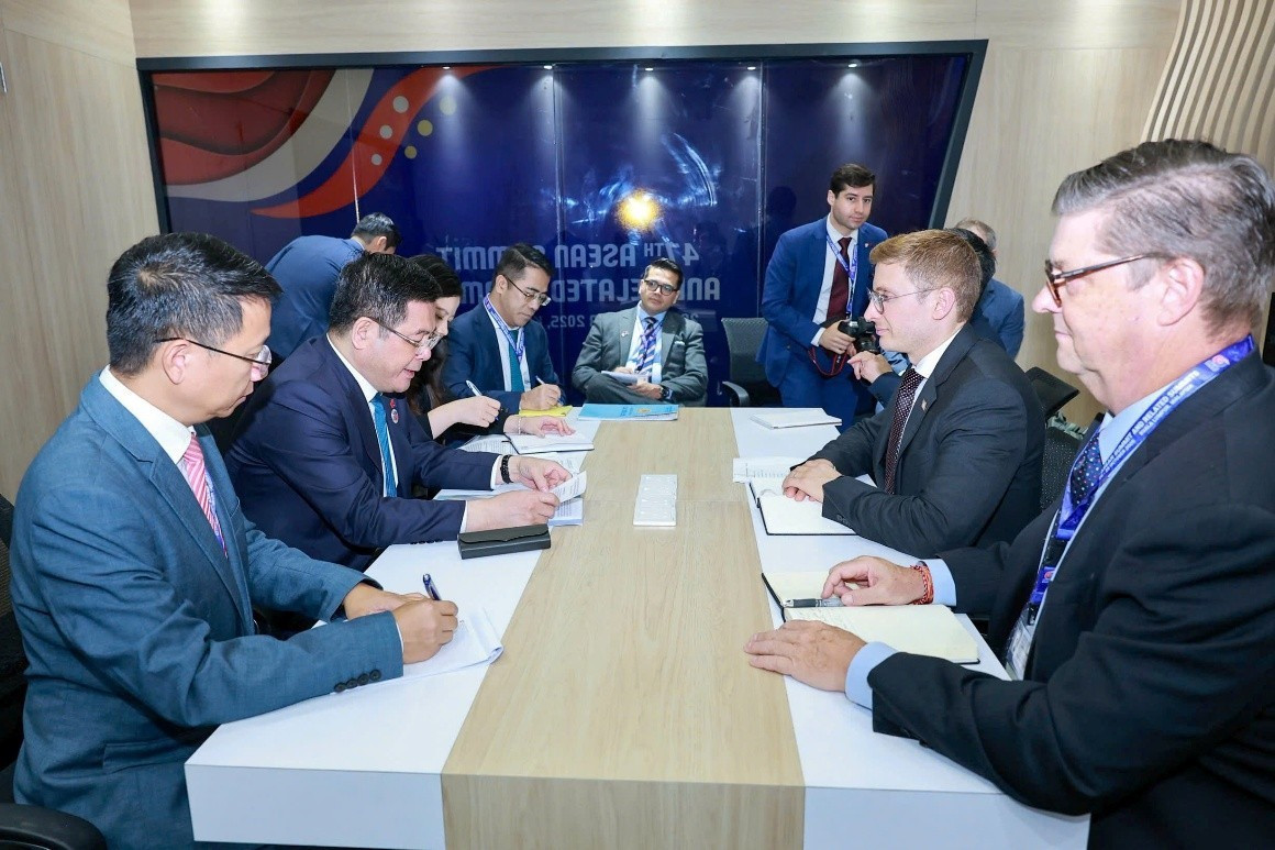 Bộ trưởng Công Thương Nguyễn Hồng Diên trao đổi với và Thứ trưởng Bộ Ngoại giao Mỹ phụ trách kinh tế, môi trường và năng lượng Jacob Helberg. bt-cong-thuong.jpg