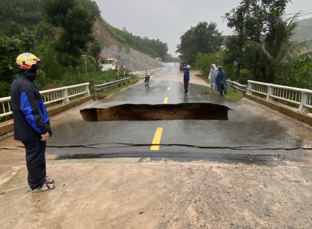 Xuất hiện ‘hố tử thần’ sâu 2m nuốt trọn người và xe máy ở Đà Nẵng - ảnh 1
