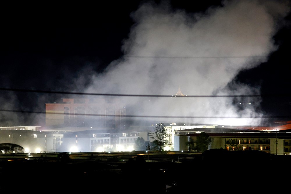 Myanmar cho nổ hàng loạt khu phức hợp lừa đảo sát biên giới, gần 2.000 người tháo chạy - ảnh 1