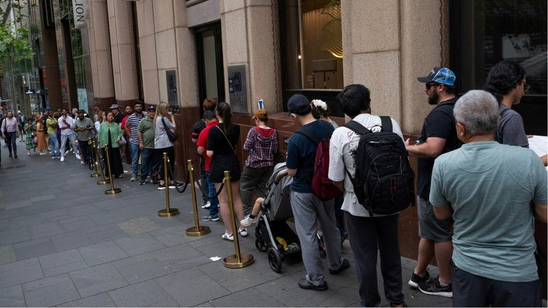 Không chỉ Việt Nam, người dân Australia cũng xếp hàng dài cả cây số để mua vàng - ảnh 1