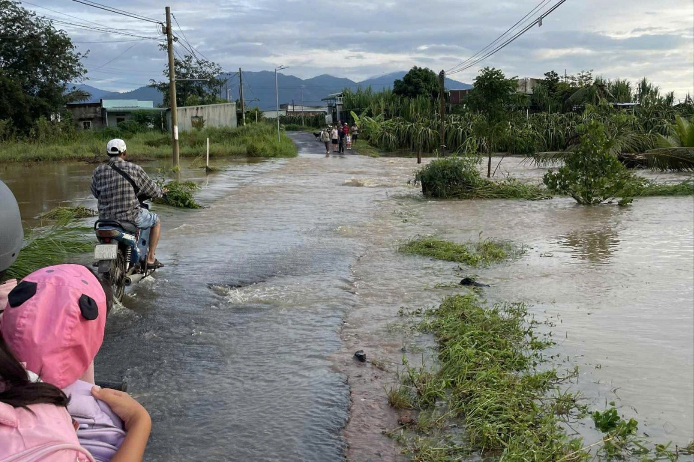 Nhiều tuyến đường ngập sâu ở Lâm Đồng.