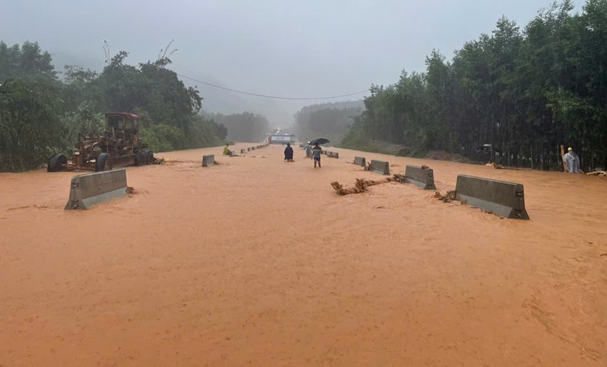 Mưa tại Huế vượt mức lịch sử, cao nhất từng ghi nhận ở Việt Nam - ảnh 1