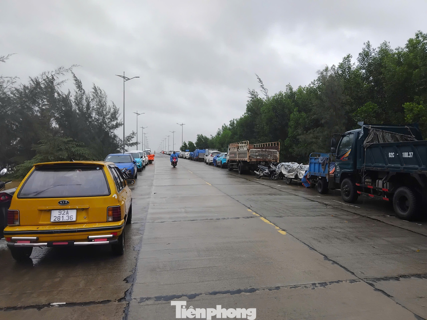 Người dân đỗ xe ô tô ở khu vực cầu Cẩm Kim (phường Hội An) để tránh ngập lụt. tp-lu-dac-biet-lon-4.jpg