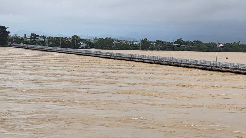 Nước lũ dâng cao ở khu vực cầu Câu Lâu. Ảnh: Nguyễn Thành 3983742444592698838-9099.jpg