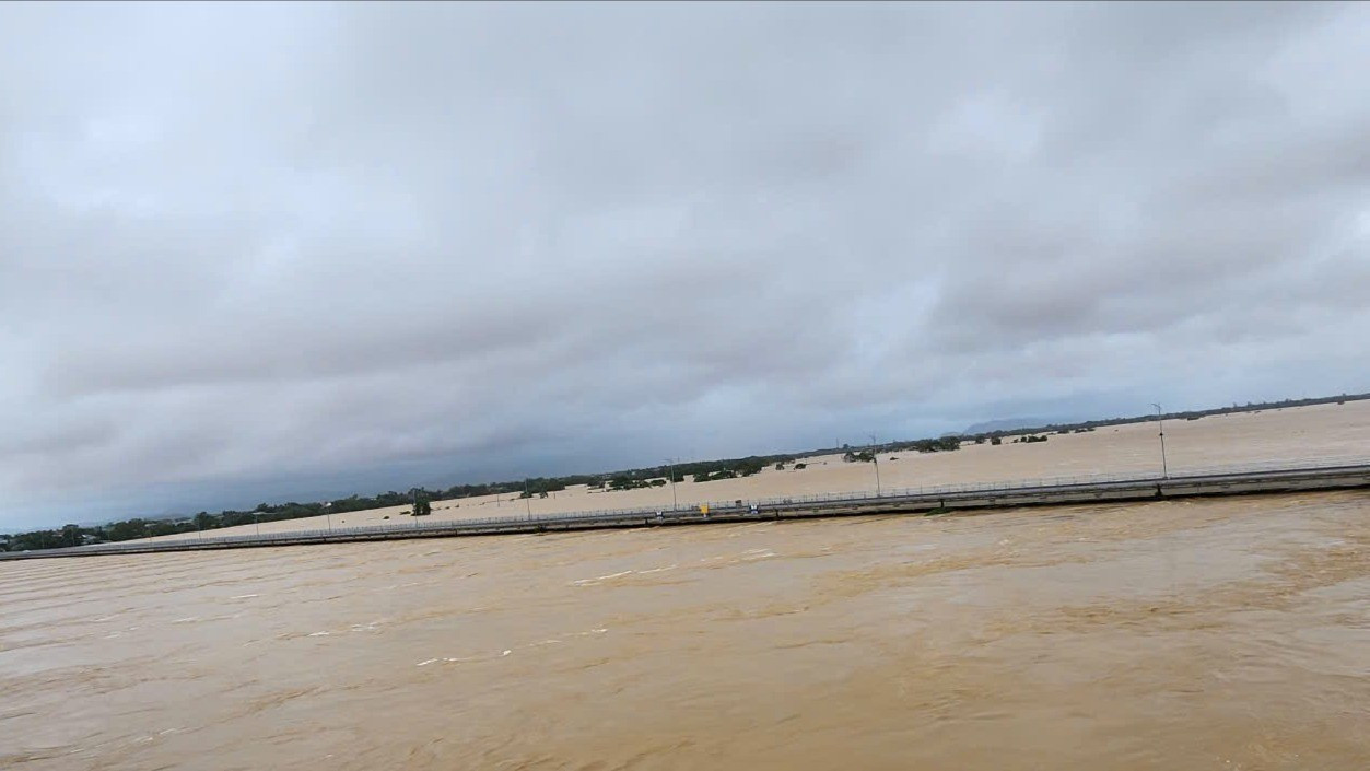 Cầu Câu Lâu giữa mênh mông nước. Ảnh: Nguyễn Thành a6502e943c0fb151e81e-5958.jpg