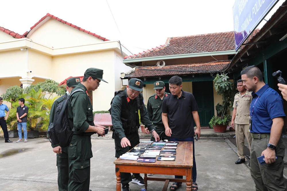 Bắt giữ 59 người Việt giả mạo công an, shipper lừa đảo 300 tỷ đồng của 8.000 nạn nhân - ảnh 2