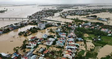 Nước lũ nhấn chìm hơn 66.800 nhà dân ở Đà Nẵng, mưa lớn chưa có dấu hiệu giảm