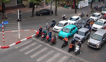 Từ 2025: Quy định mới về việc sử dụng điện thoại khi dừng đèn đỏ bị phạt không, người tham gia giao thông cần phải lưu ý gì?