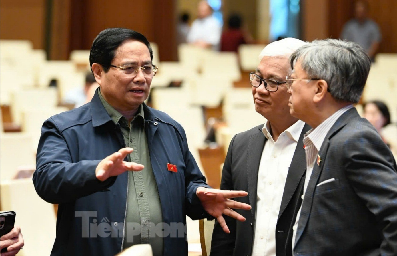 Thủ tướng Phạm Minh Chính trao đổi với các đại biểu Quốc hội bên lề kỳ họp Quốc hội ngày 29/10. Ảnh: Như Ý 2910ttg1-5387-1437.jpg
