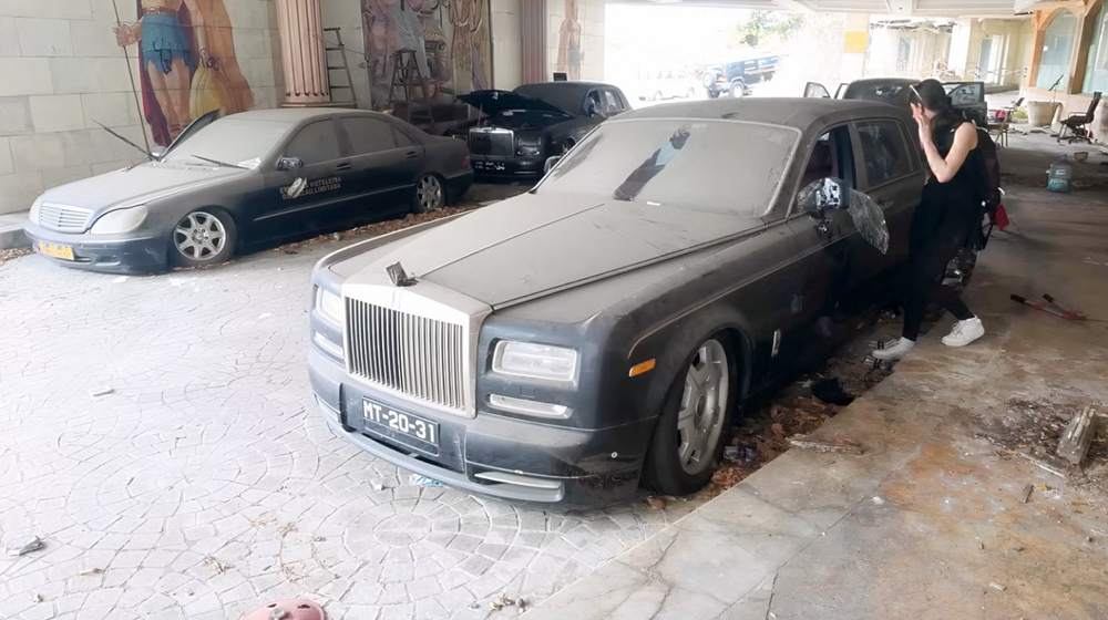 Choáng: Phát hiện dàn siêu xe trị giá hơn 200 tỷ đồng trong khách sạn bị bỏ hoang, 3 chiếc Rolls-Royce Phantom nằm im phủ bụi - ảnh 1