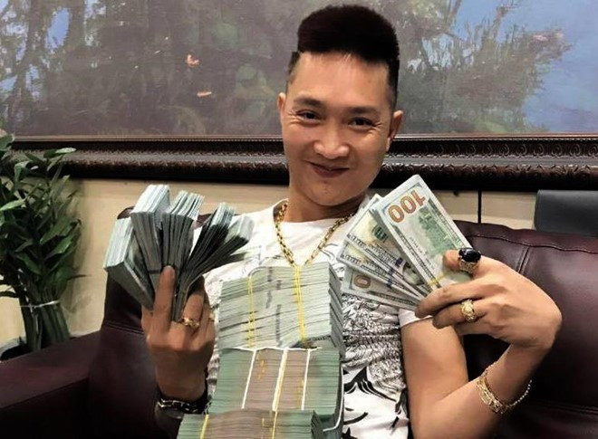 Huấn Hoa Hồng ‘hốt bạc’ từ đâu để tậu dàn siêu xe sang chảnh, thành lập công ty vốn trăm tỷ? - ảnh 1