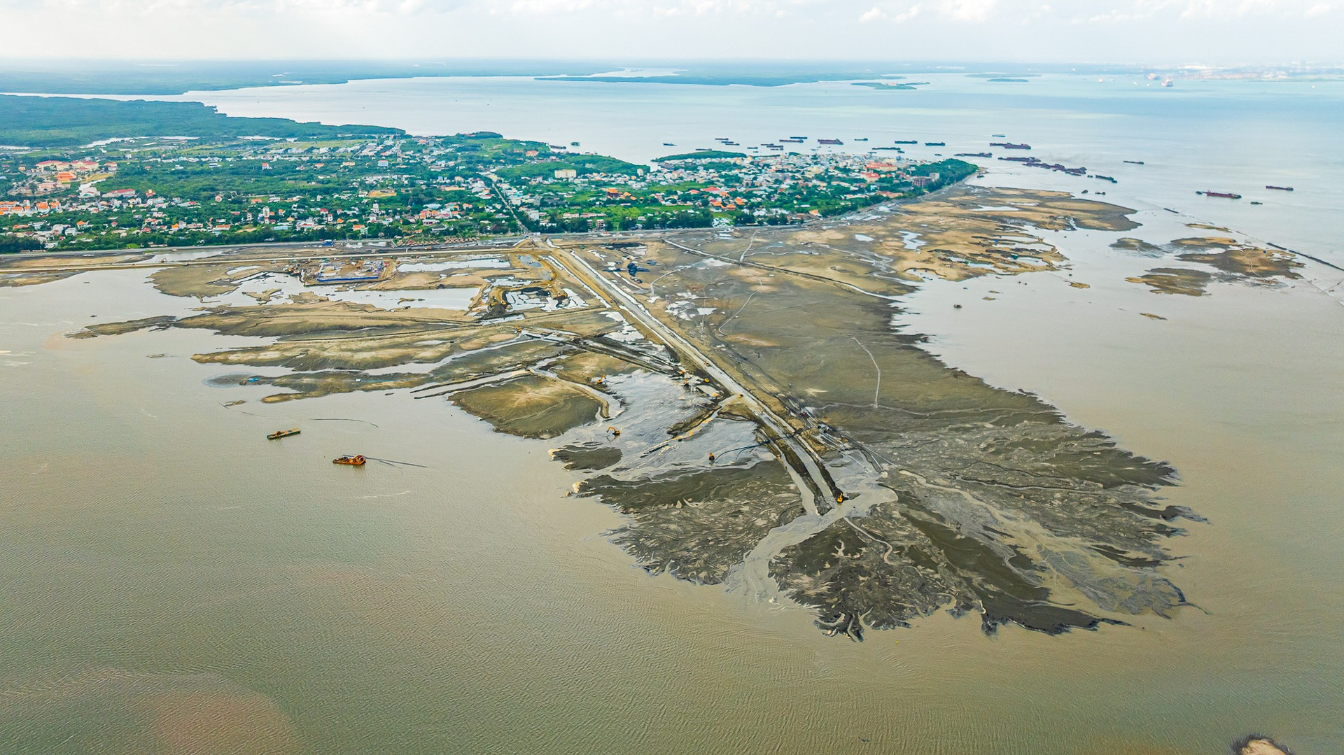 Sau tòa nhà chọc trời cao nhất Việt Nam, Vingroup tiếp tục sở hữu công trình lấn biển cao nhất thế giới- Ảnh 1.