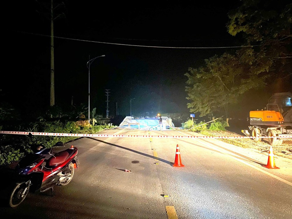 Sập cầu lớn trong đêm, toàn bộ phương tiện bị cấm qua lại - ảnh 2