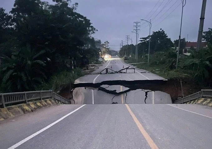 Sập cầu lớn trong đêm, toàn bộ phương tiện bị cấm qua lại - ảnh 1
