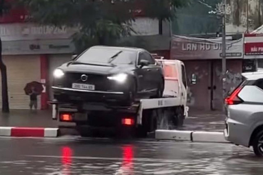 Lái xe cứu hộ trèo qua dải phân cách ngày mưa ngập, tài xế Đào Ngọc Đ. bị phạt 5 triệu đồng - ảnh 2