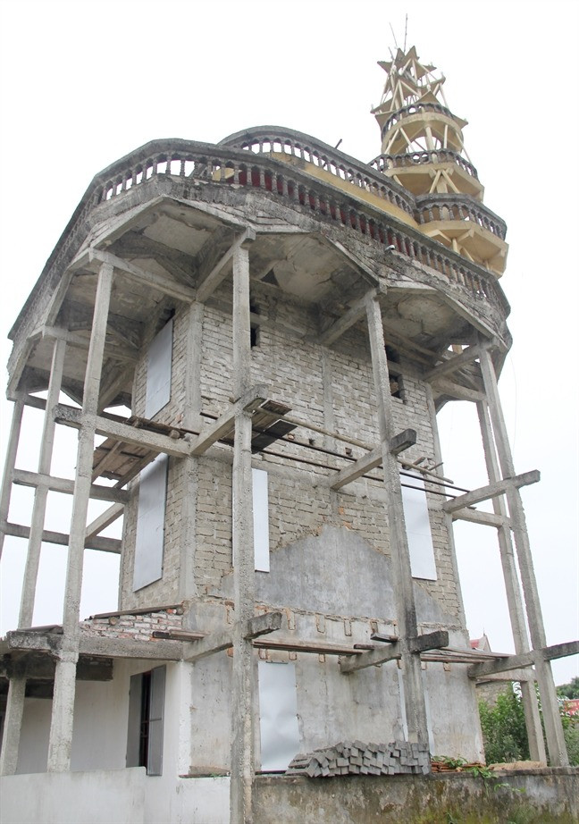 Nghệ An có một ngôi nhà 9 tầng kỳ quái: Cách xây dựng khác người, tưởng nguy hiểm mà vẫn đứng vững gần 20 năm- Ảnh 1.