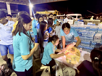 Hãng taxi của tỷ phú Phạm Nhật Vượng vừa gửi hàng trăm suất quà cứu trợ tới quốc gia 117 triệu dân