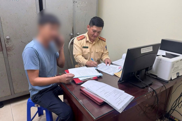 Lái xe cứu hộ trèo qua dải phân cách ngày mưa ngập, tài xế Đào Ngọc Đ. bị phạt 5 triệu đồng