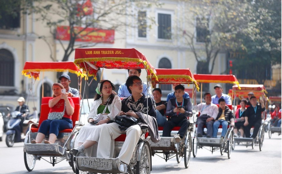 Hà Nội thu về 108.000 tỷ từ 'mỏ vàng' du lịch trong 10 tháng đầu năm - ảnh 2