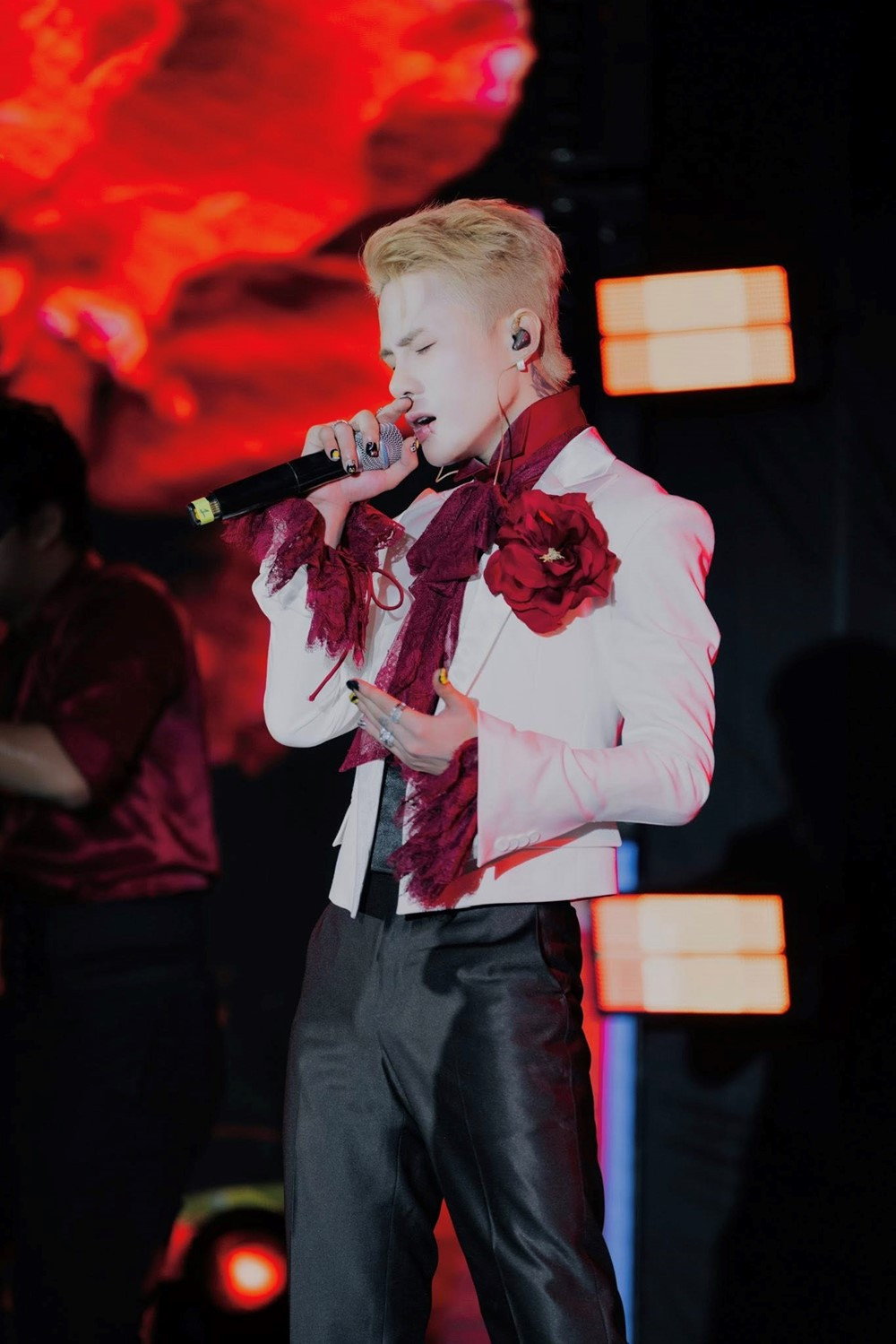 Chuyên gia truyền thông Nguyễn Ngọc Long nói về ‘nghệ sĩ lệch chuẩn văn hóa’: Áp lực ‘tạo trend’, 15 giây viral vô tình khuyến khích nội dung gây sốc - ảnh 1