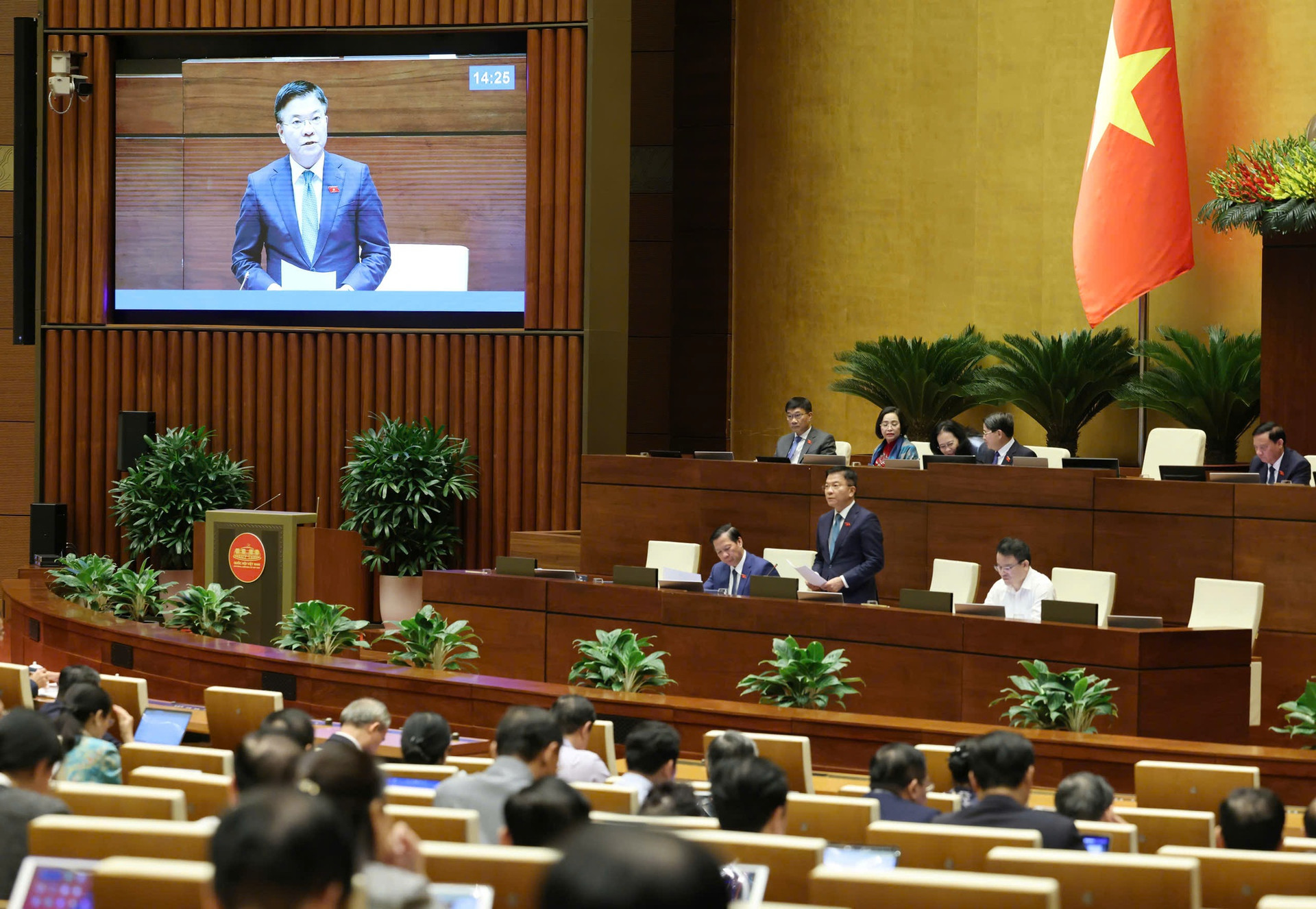 Phó Thủ tướng Lê Thành Long: Nợ công thấp hơn nhiều giới hạn quy định; chi đầu tư phát triển sẽ chiếm 40%- Ảnh 3.