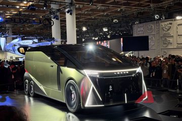 Nhìn tận mắt chiếc Lexus LS concept hoàn toàn mới: Từ sedan thành MPV 6 bánh 'cực dị' khi 4 bánh sau nhỏ hơn 2 bánh trước