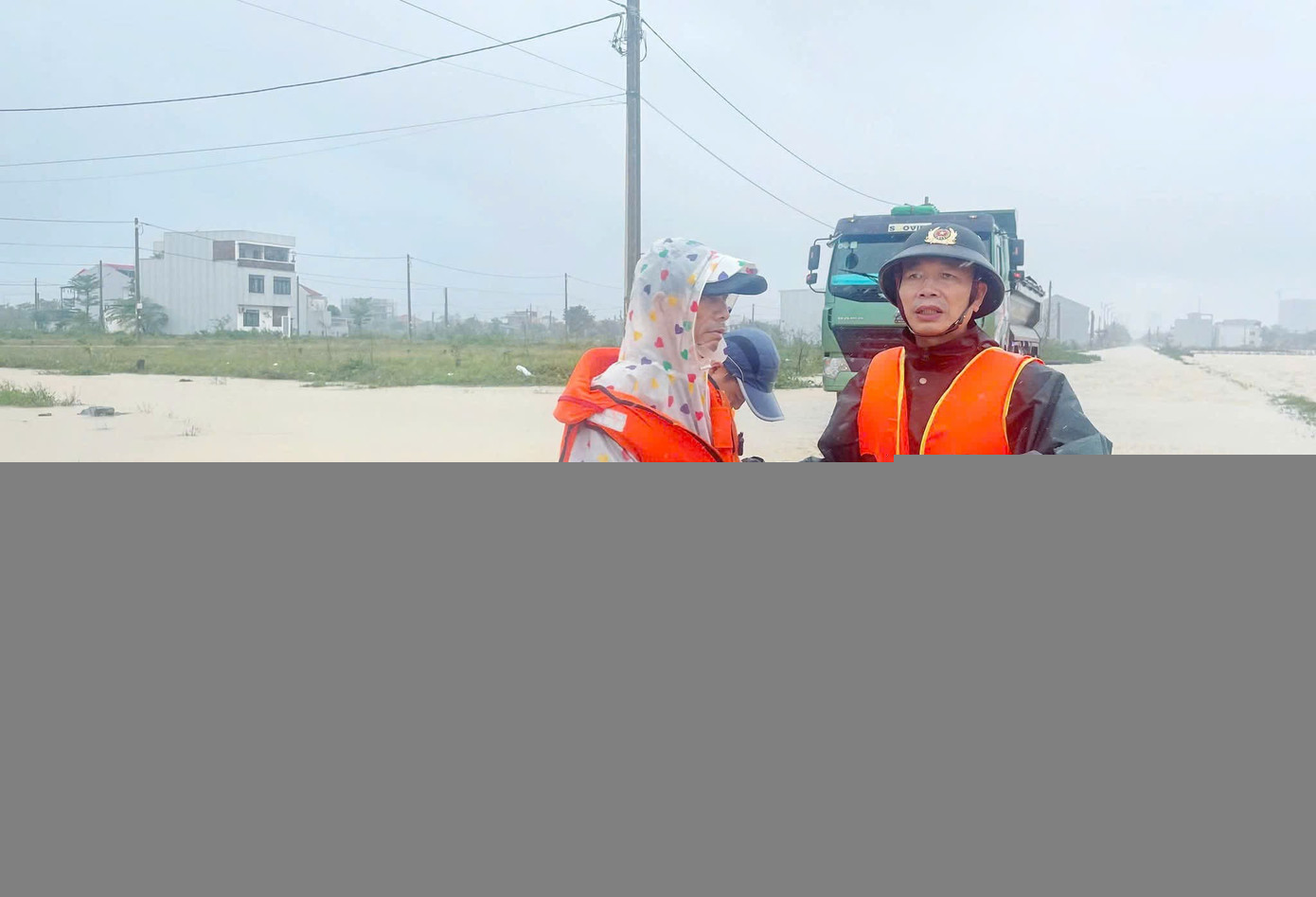 Ông Phan Quý Phương - Phó Chủ tịch UBND TP Huế, chỉ đạo tìm kiếm nạn nhân mất tích khi di chuyển bằng đò ghe tại phường Thanh Thủy. phan-quy-phuong.jpg