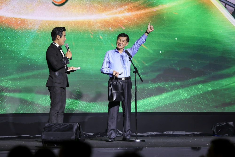 Cả đời gây dựng ‘đế chế’ hàng hiệu, tỷ phú U80 Johnathan Hạnh Nguyễn lại tiêu hết tiền tiết kiệm cho việc này - ảnh 1