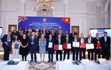 FPT và CLB bóng đá Chelsea trao thỏa thuận hợp tác trước sự chứng kiến của Tổng Bí thư