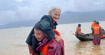 Hà Tĩnh gấp rút 'vá' đê, di dời hàng trăm hộ dân bị ngập do mưa lũ