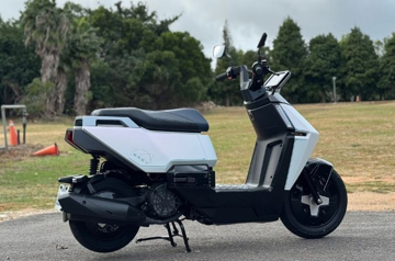 PE3 - Chiến binh mới nhà SYM được mệnh danh 'kẻ phá vỡ ranh giới giữa xăng và điện': Chạy êm như điện, đổ 3 lít xăng đi 325 km