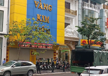 Phong tỏa, khám xét loạt tiệm vàng nổi tiếng ở Thanh Hóa