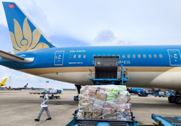 Vietnam Airlines miễn phí vận chuyển hàng cứu trợ đến miền Trung
