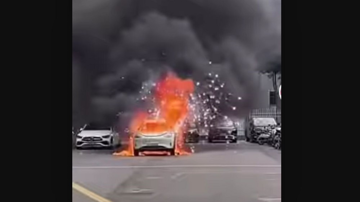 Xe Geely bất ngờ bốc cháy dữ dội, phát tiếng nổ như pháo hoa