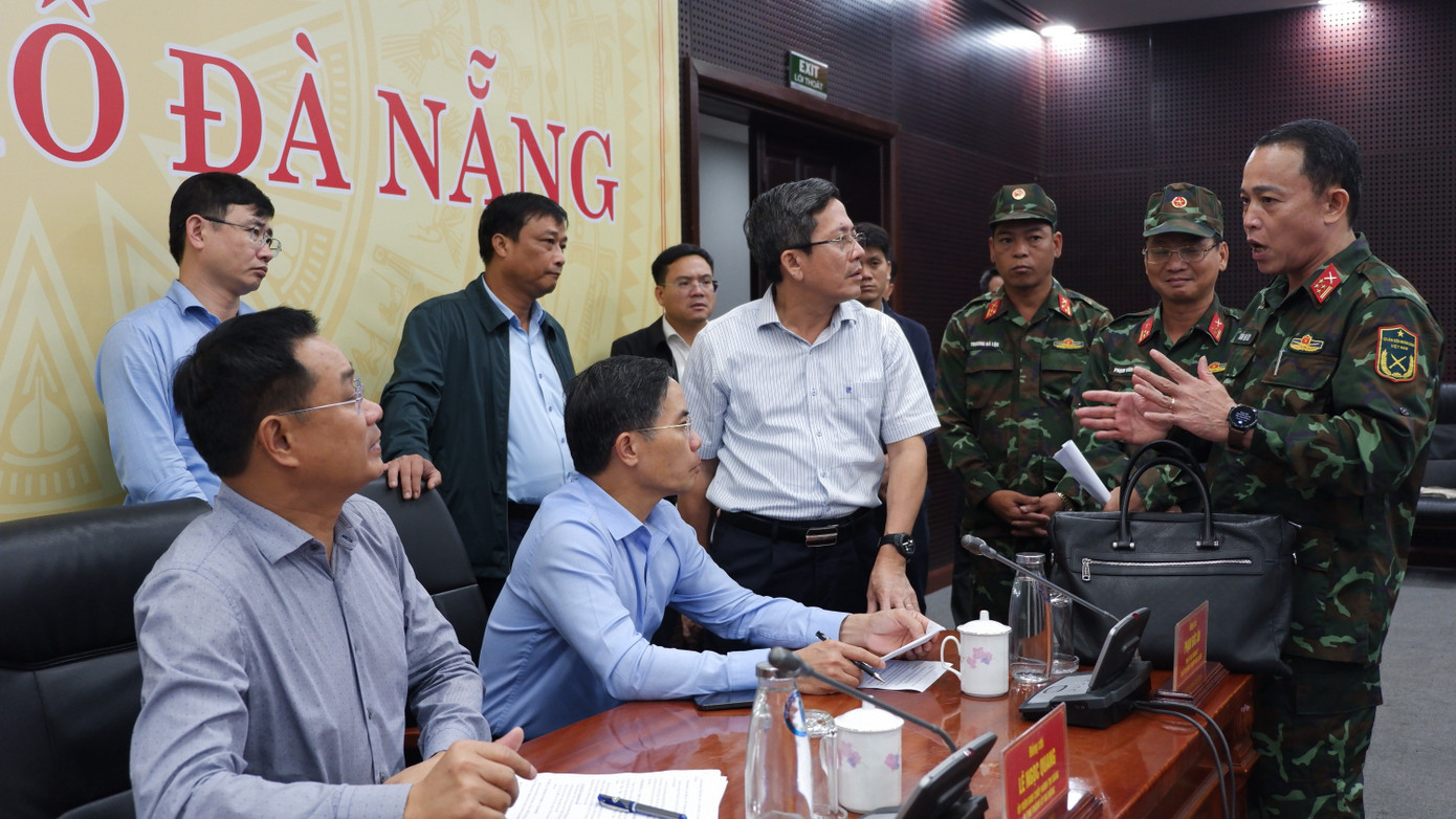 Lãnh đạo Đà Nẵng bàn phương án ứng cứu người dân sau khi làm việc trực tuyến với Thủ tướng Chính phủ. Ảnh Nguyễn Thành dscf5611.jpg