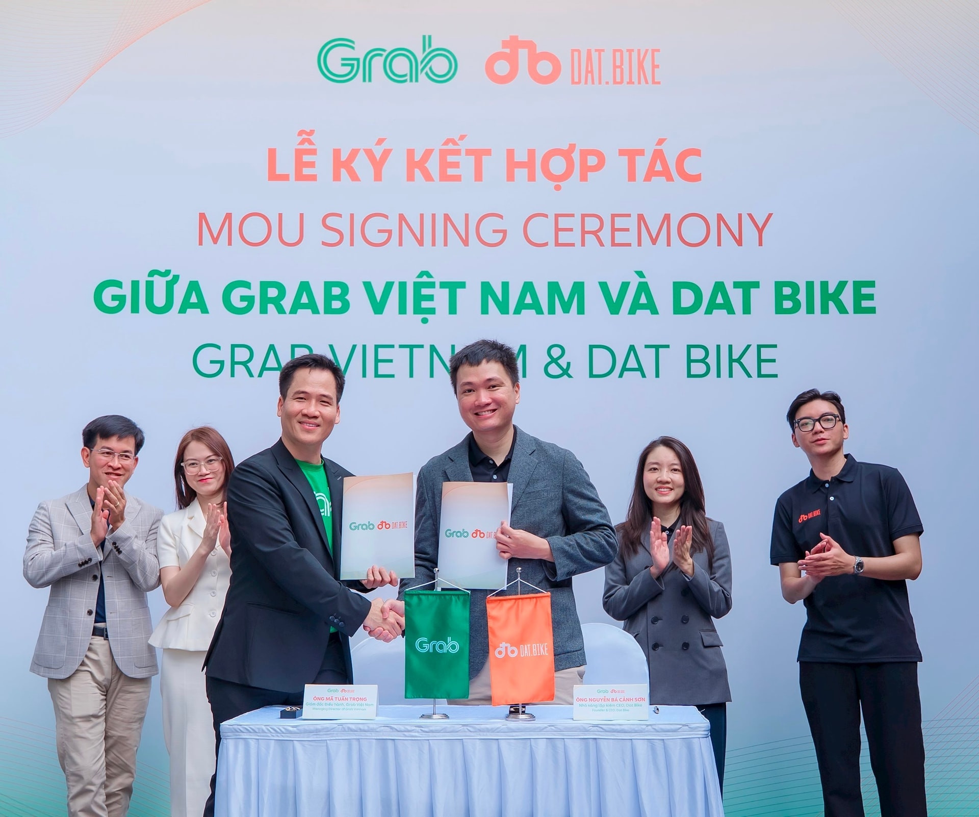 dai-dien-grab-viet-nam-va-dai-dien-dat-bike-ky-bien-ban-thoa-thuan-hop-tac-1761878678344-17618786787541219002840.jpg