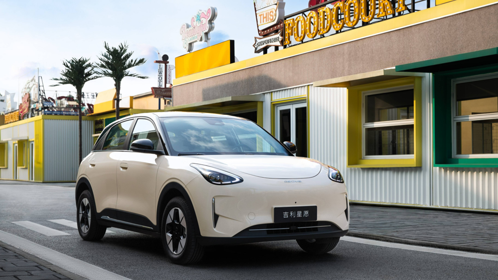 Xe Geely bất ngờ bốc cháy dữ dội, phát tiếng nổ như pháo hoa - ảnh 1