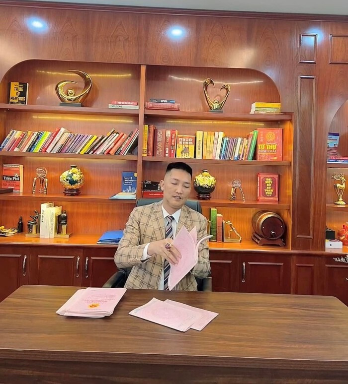 Huấn Hoa Hồng từng lấn sân bất động sản, sở hữu công ty với slogan ‘có làm thì mới có ăn’- Ảnh 1. Huấn Hoa Hồng từng lấn sân bất động sản, sở hữu công ty với slogan ‘có làm thì mới có ăn’- Ảnh 1.