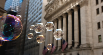 Thị trường tăng nóng, tín dụng phình to: Dấu hiệu bong bóng ngày càng rõ?