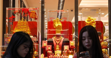 Trung Quốc: Nhà đầu tư tiếc nuối, người tiêu dùng chùn tay trong 'cơn sốt' vàng